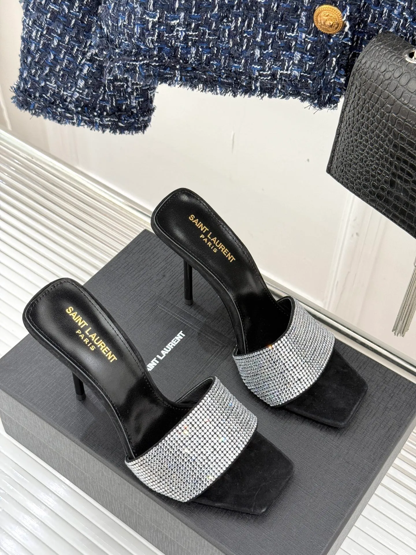 👟👟Ex-factory price 580👟👟Saint Lauren*YSL Saint Laurent classic spring and summer one-line rhinestone high-heeled slippers, rhinestone pearl heel high-heeled sandals, dazzling rhinestones, elegant age reduction, full of fairy princess atmosphere! The upper is made of original customized material, the inner pads are all grained sheepskin, and the outsole is imported genuine leather from Italy! Heel height: 10.5cm Size: 35-39 (34/40/41 customized)